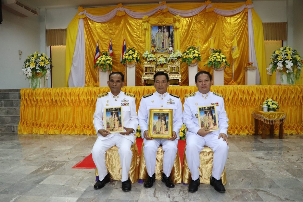 พิธีมอบพระบรมฉายาลักษณ์พระบาทสมเด็จพระเจ้าอยู่หัว