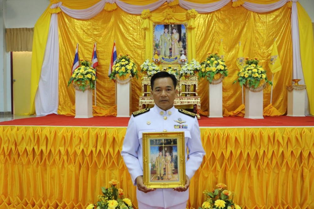 พิธีมอบพระบรมฉายาลักษณ์พระบาทสมเด็จพระเจ้าอยู่หัว