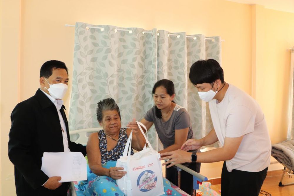 มอบถุงยังชีพแก่ผู้พิการผู้สูงอายุ