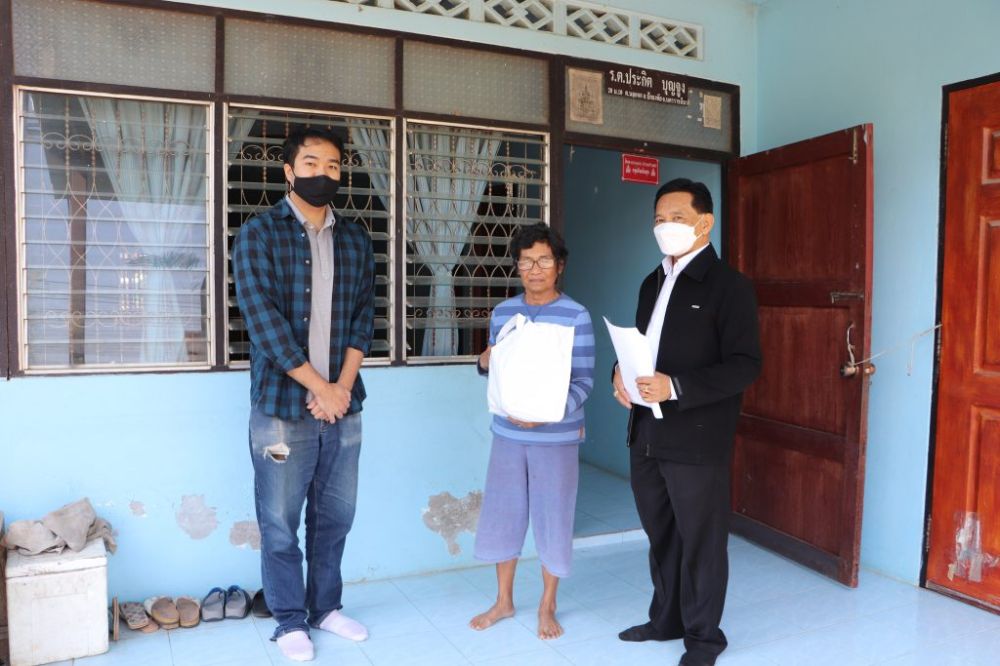 มอบถุงยังชีพแก่ผู้พิการผู้สูงอายุ