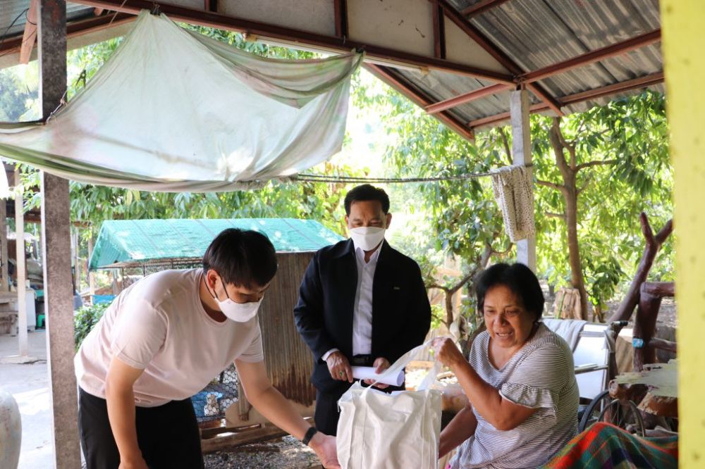 มอบถุงยังชีพแก่ผู้พิการผู้สูงอายุ