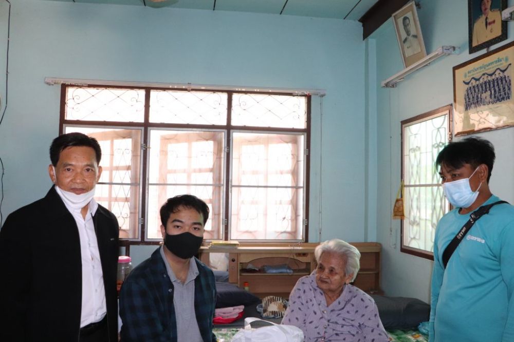 มอบถุงยังชีพแก่ผู้พิการผู้สูงอายุ