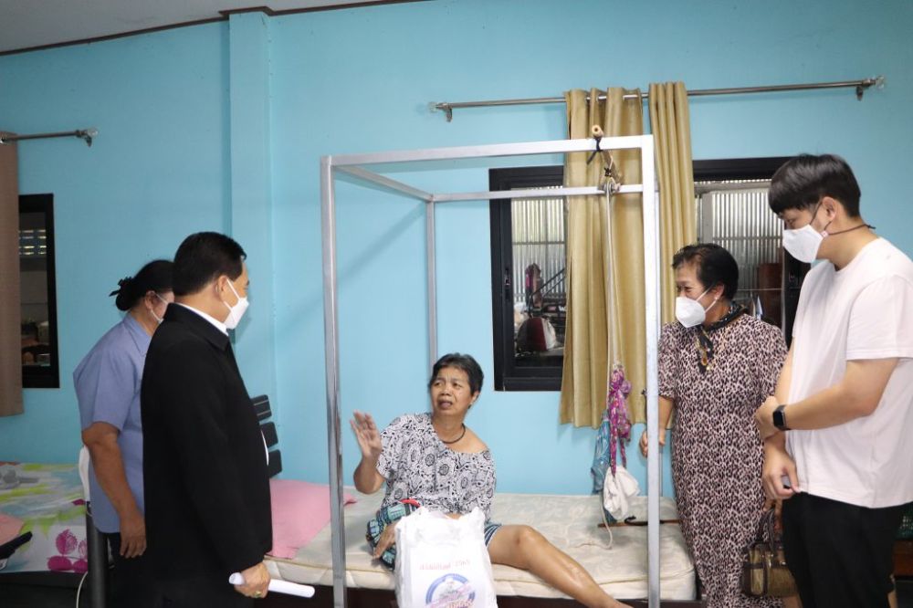 มอบถุงยังชีพแก่ผู้พิการผู้สูงอายุ