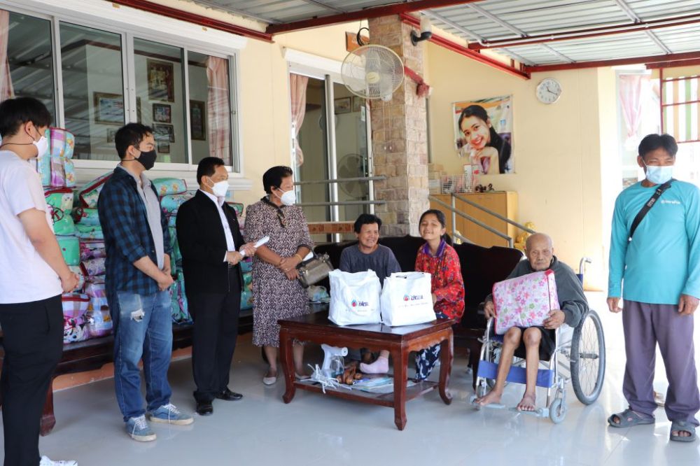 มอบถุงยังชีพแก่ผู้พิการผู้สูงอายุ