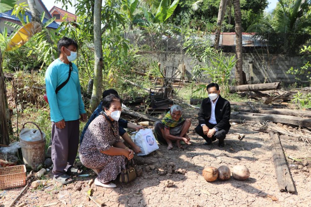 มอบถุงยังชีพแก่ผู้พิการผู้สูงอายุ