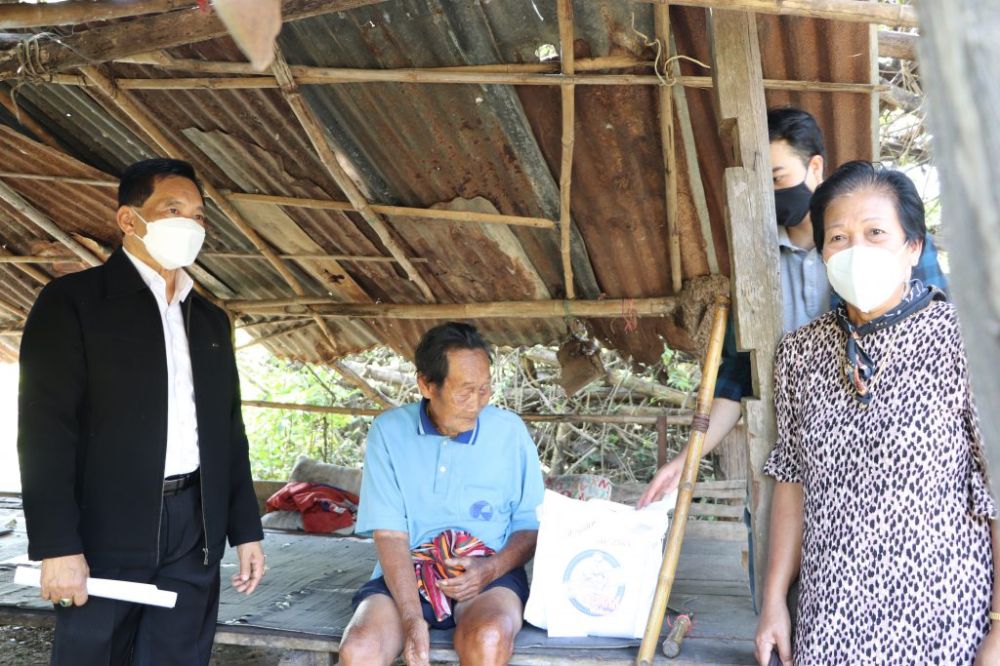 มอบถุงยังชีพแก่ผู้พิการผู้สูงอายุ