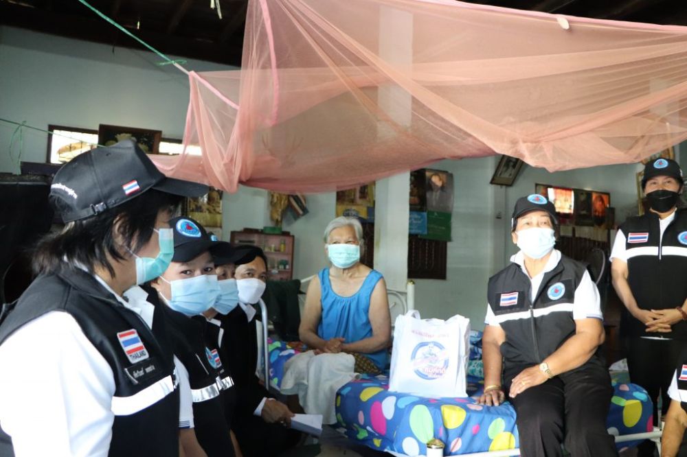 มอบถุงยังชีพแก่ผู้พิการผู้สูงอายุ