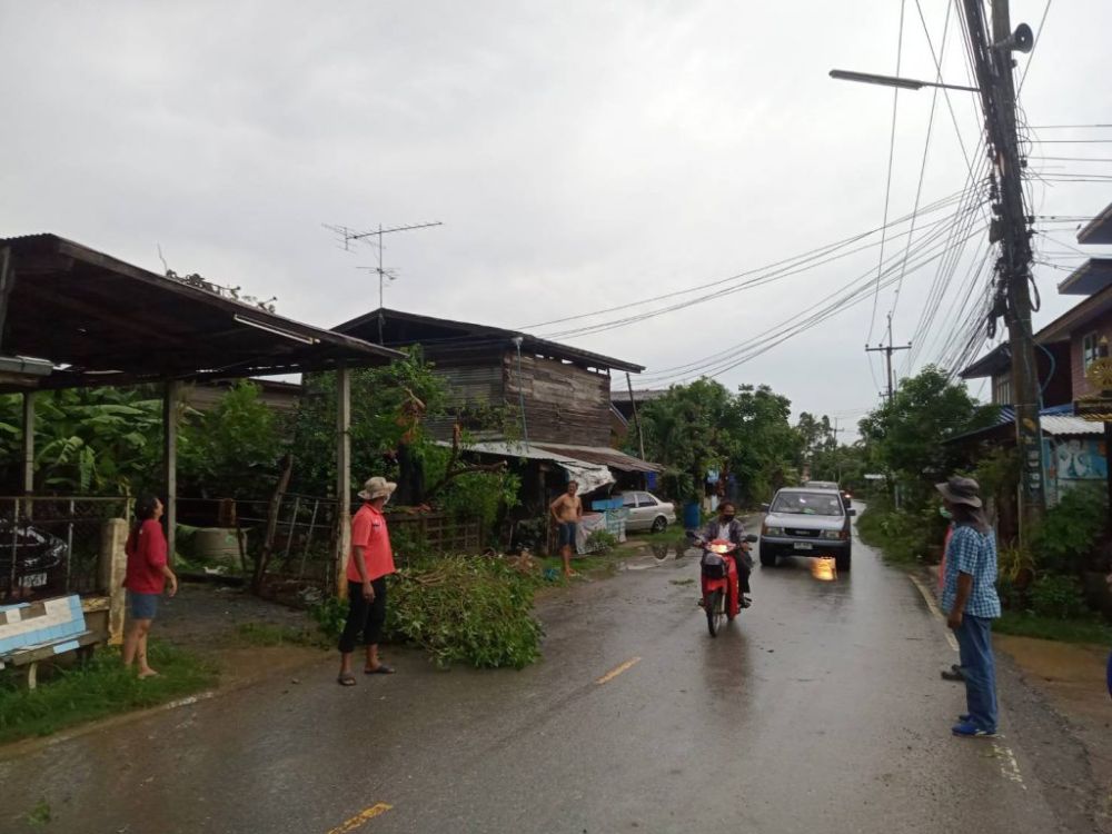 ช่วยเหลือผู้ประสบวาตภัยในพื้นที่