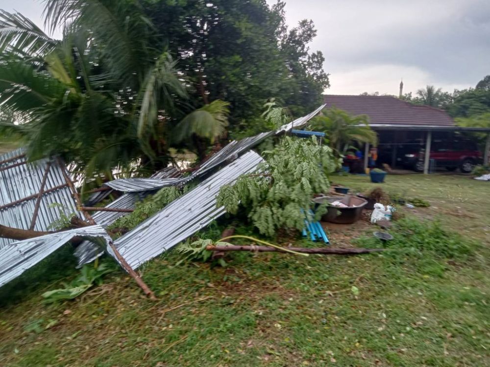 ช่วยเหลือผู้ประสบวาตภัยในพื้นที่