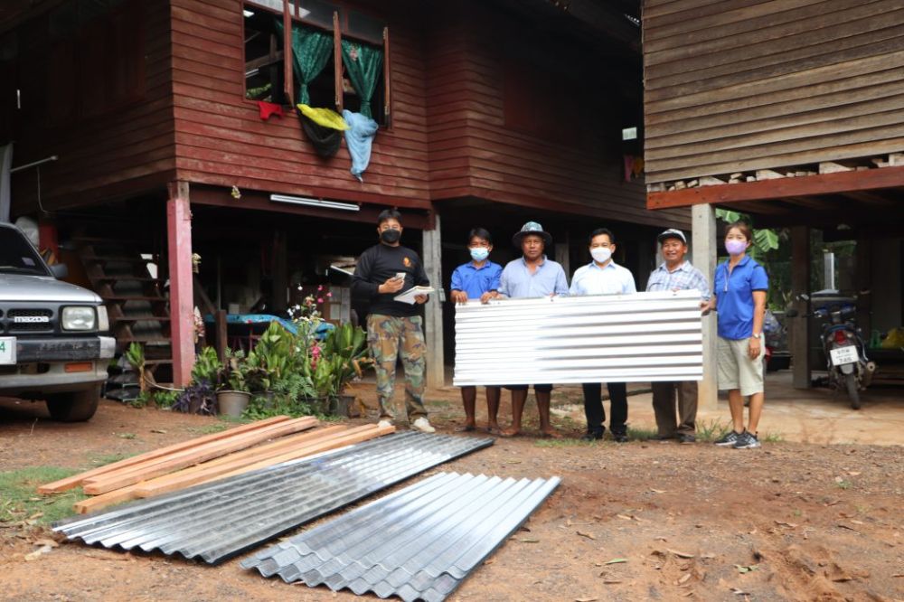 ช่วยเหลือผู้ประสบวาตภัยในพื้นที่