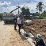 ลงพื้นที่ดูการดำเนินงาน  โครงการก่อสร้างท่อระบายน้ำ หน้าบ้าน นางเรณู หวังผล เชื่อมต่อไปยังบ้านนกออกหมู่ 6