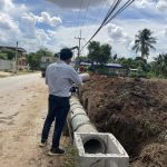 ลงพื้นที่ดูการดำเนินงาน  โครงการก่อสร้างท่อระบายน้ำ หน้าบ้าน นางเรณู หวังผล เชื่อมต่อไปยังบ้านนกออกหมู่ 6