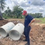 ลงพื้นที่ดูการดำเนินงาน  โครงการก่อสร้างท่อระบายน้ำ หน้าบ้าน นางเรณู หวังผล เชื่อมต่อไปยังบ้านนกออกหมู่ 6